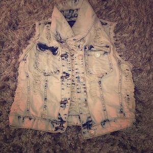 Sleeveless ripped jean jacket
